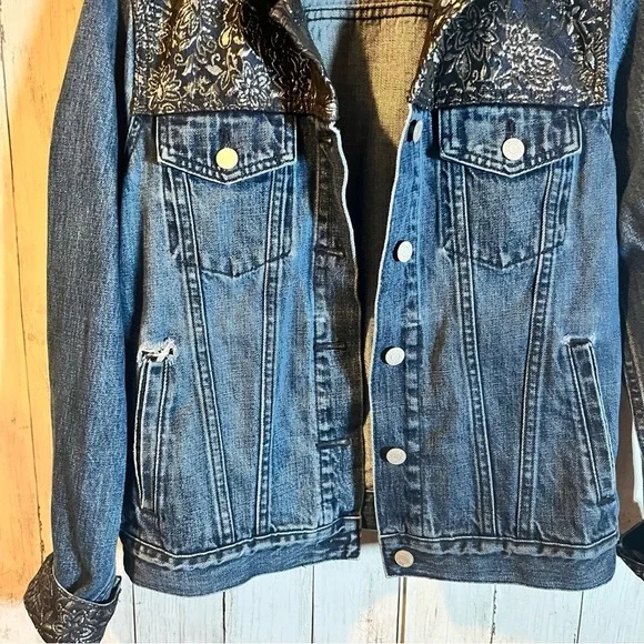 Gap 1969 women’s blue Jean jacket with black floral size small - Picture 2 of 8